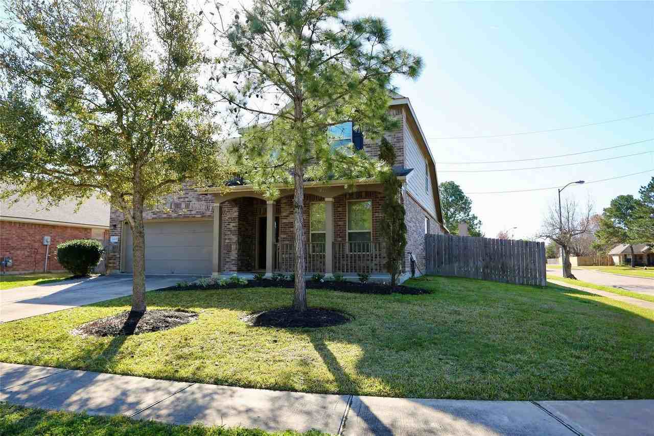 24339 Goodwin Dr - Photo 2 of 26