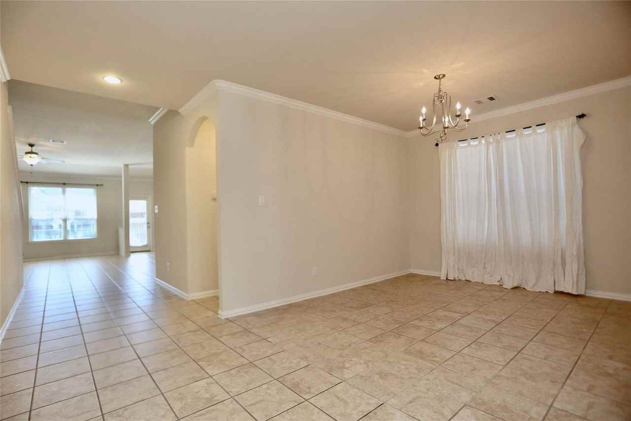 24339 Goodwin Dr - Photo 4 of 26
