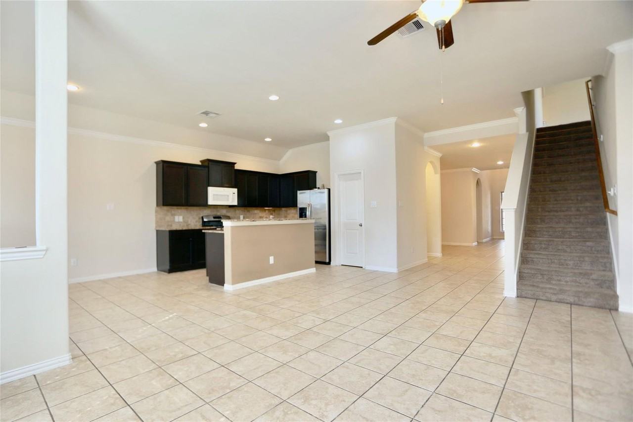 24339 Goodwin Dr - Photo 6 of 26
