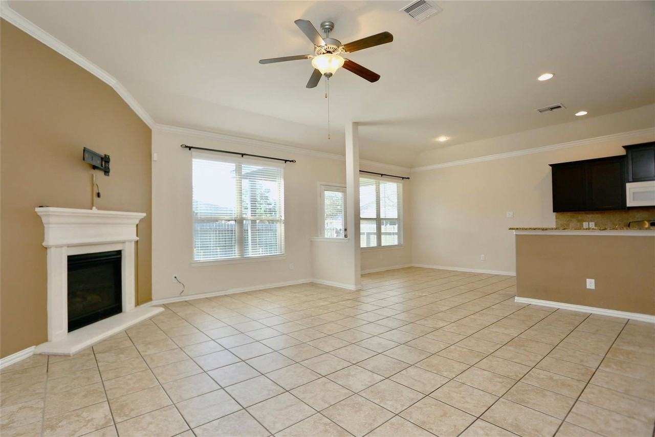 24339 Goodwin Dr - Photo 7 of 26