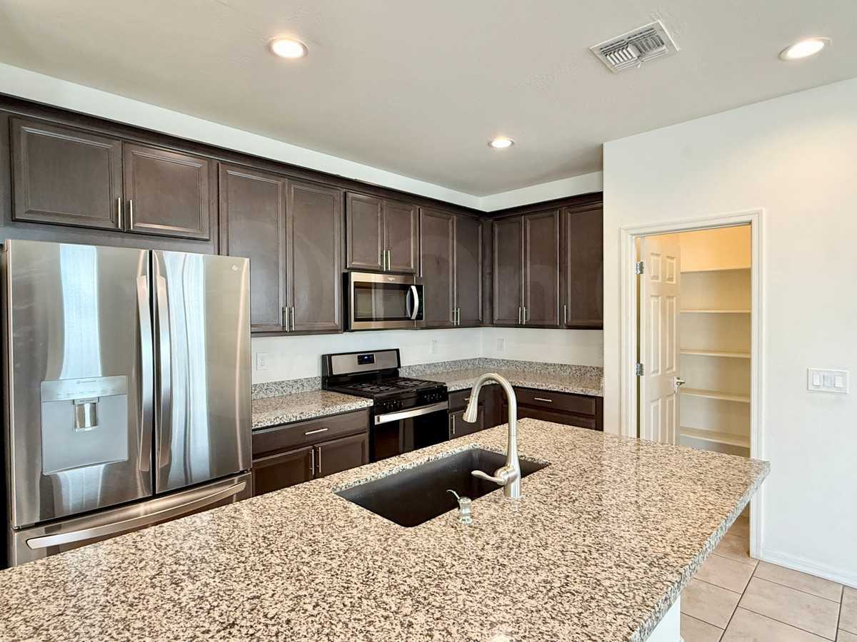 611 N 110th Dr - Photo 3 of 25