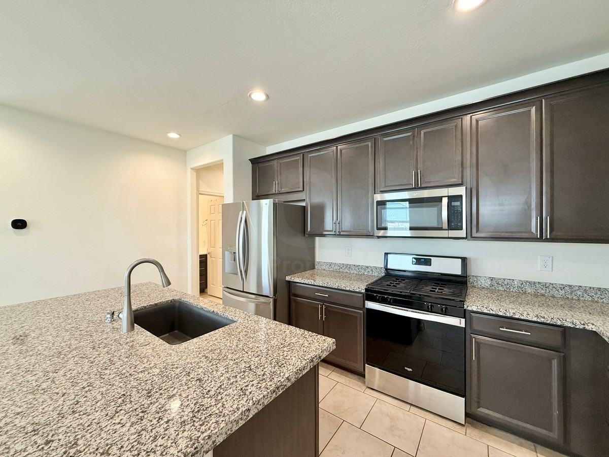 611 N 110th Dr - Photo 4 of 25