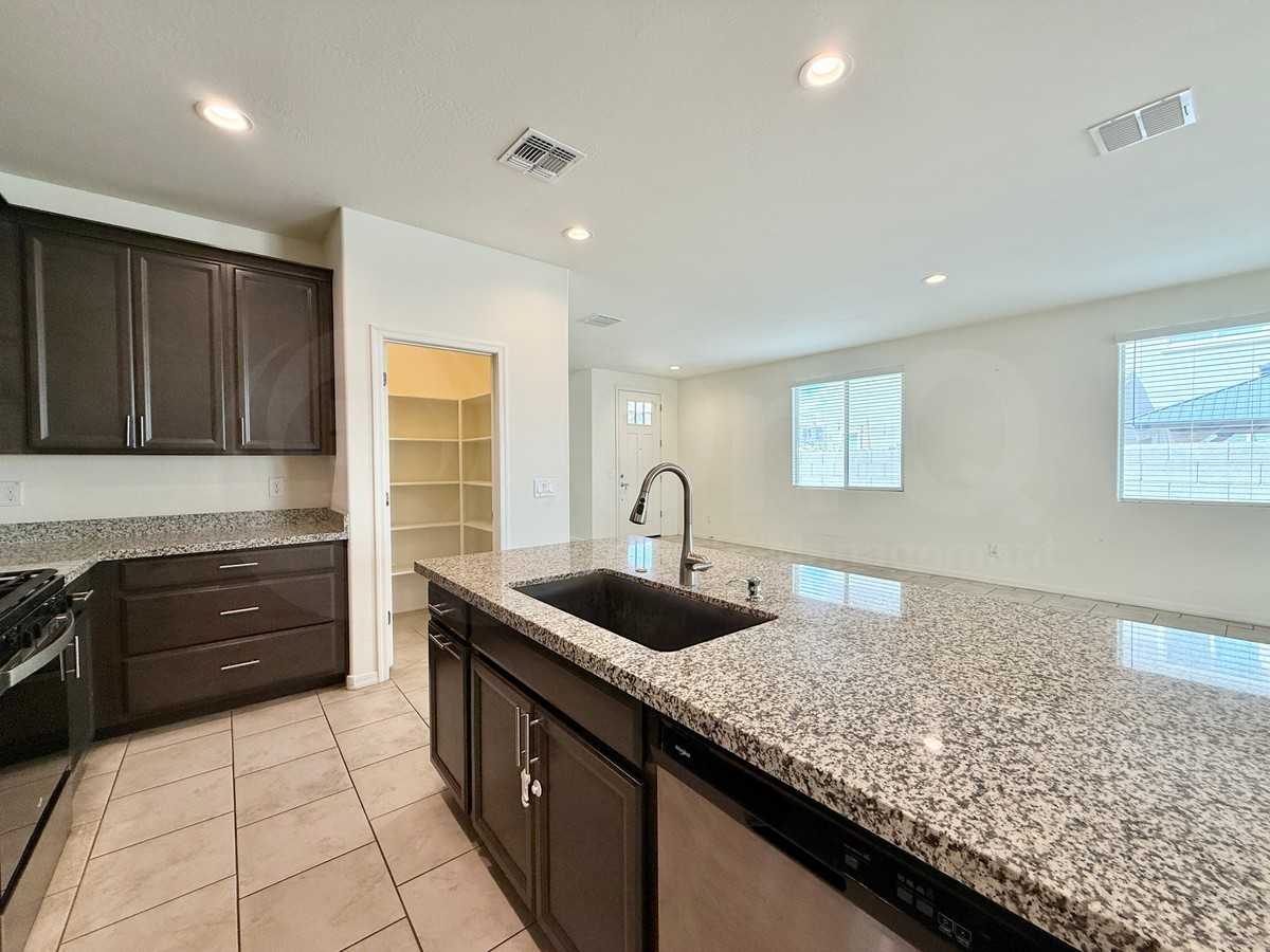 611 N 110th Dr - Photo 5 of 25
