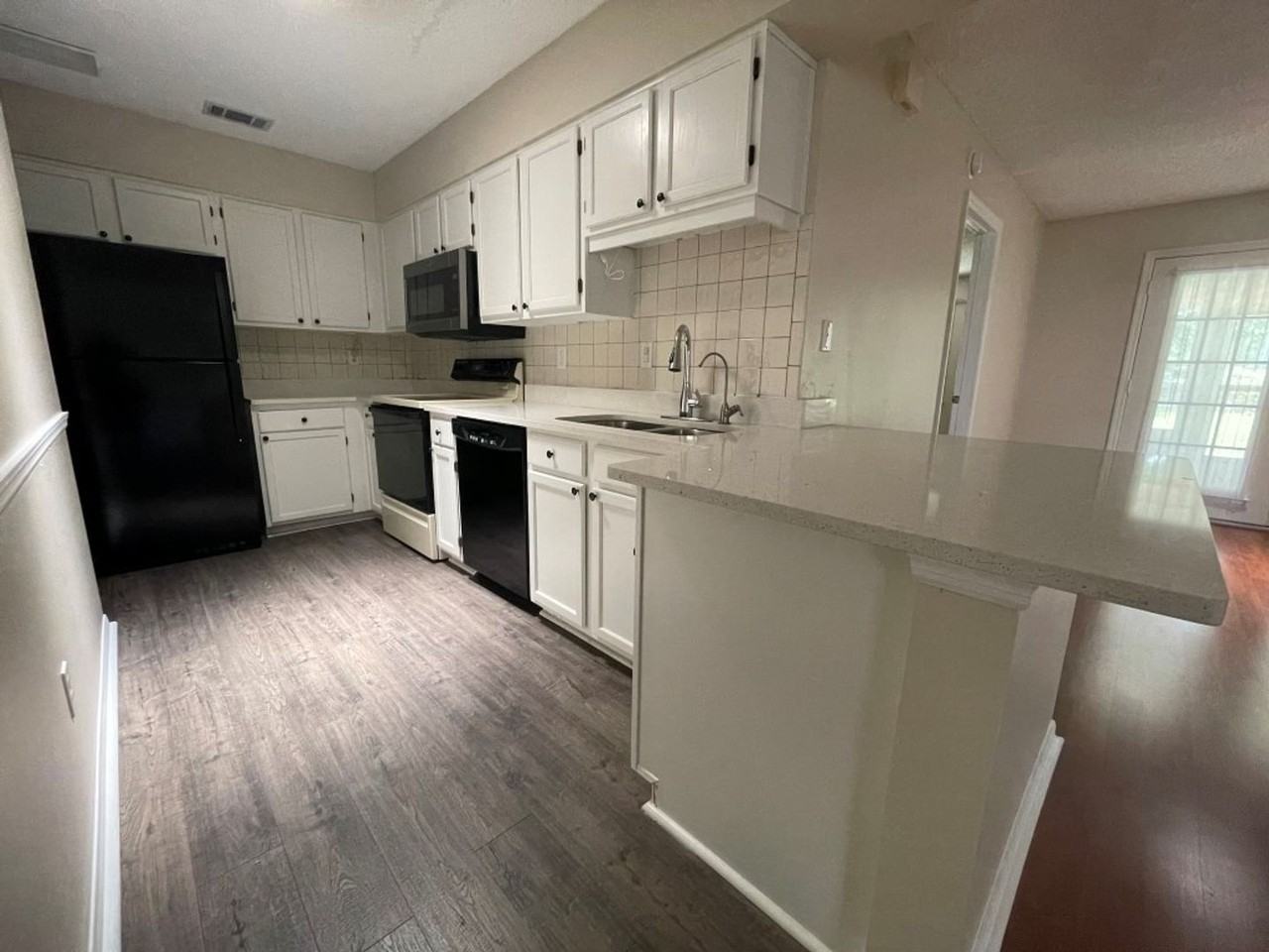 1133 Monroe Ave - Photo 6 of 16