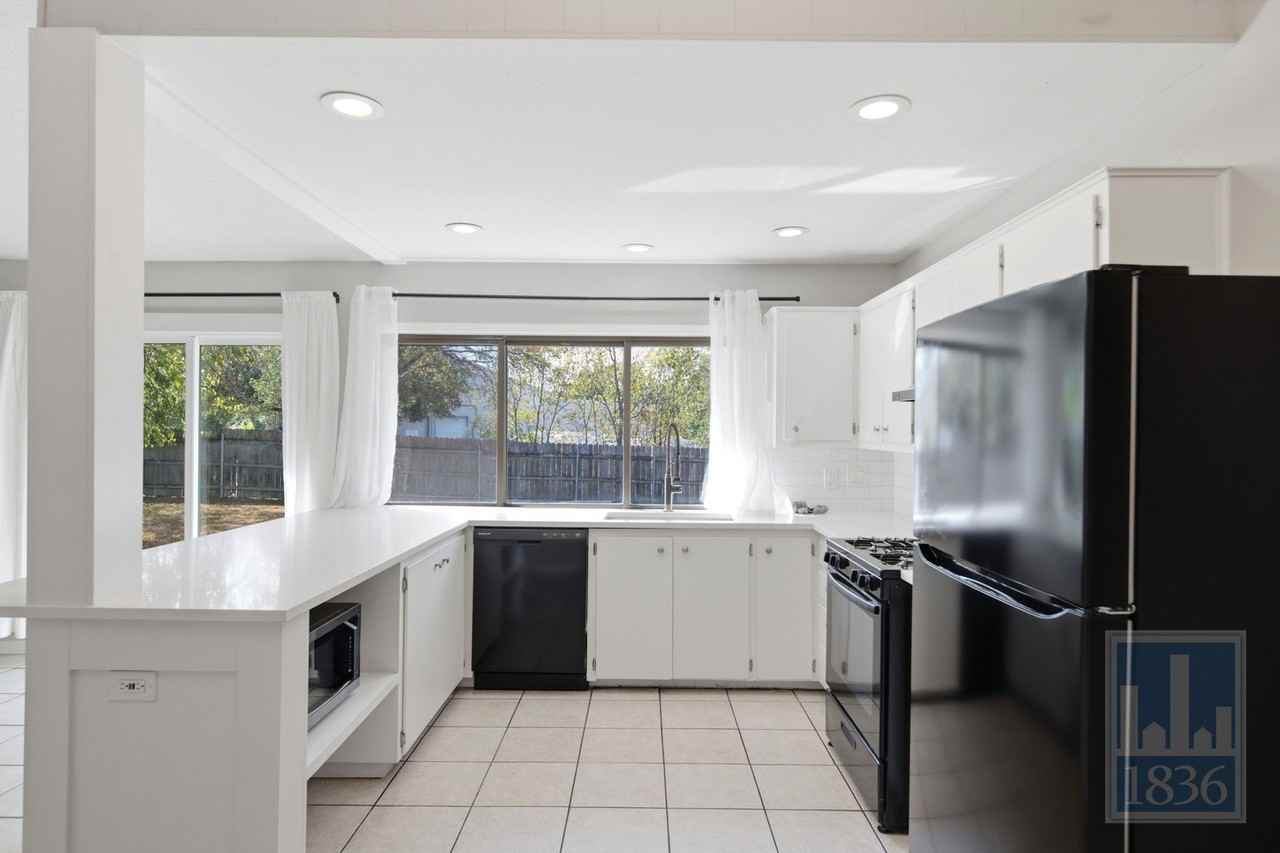 8912 Hunters Trce - Photo 4 of 48