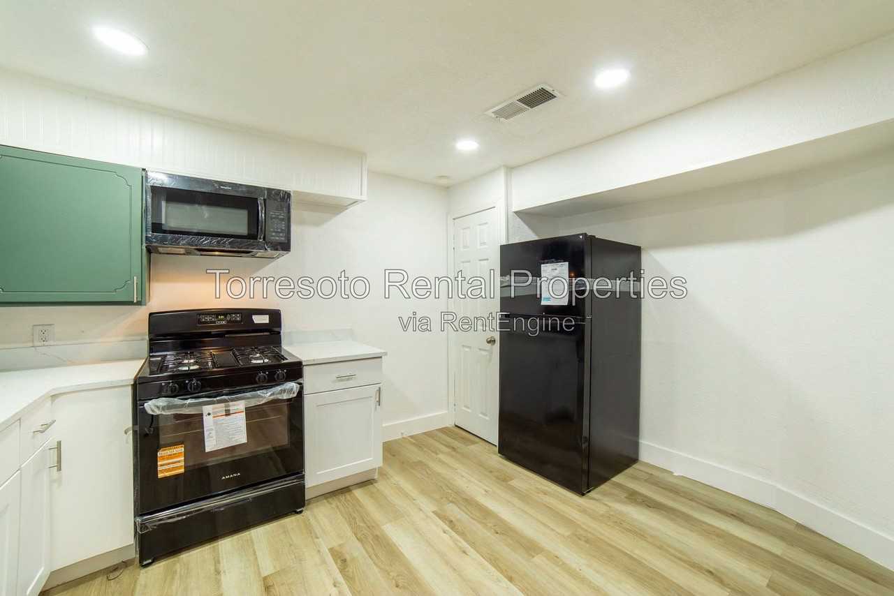 1539 Santa Monica St - Photo 2 of 8