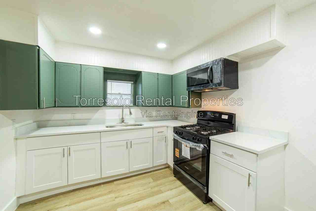 1539 Santa Monica St - Photo 3 of 8