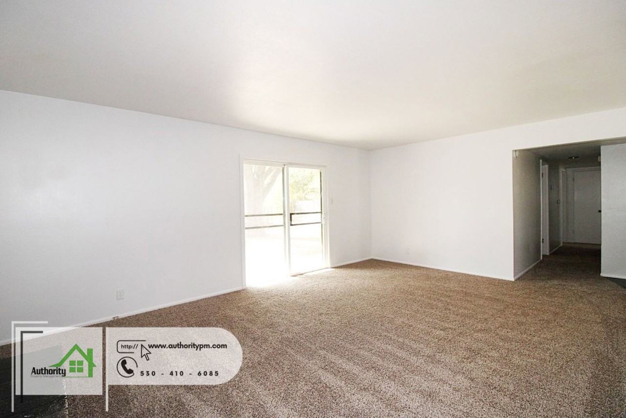6482 Leonard Dr - Photo 7 of 19