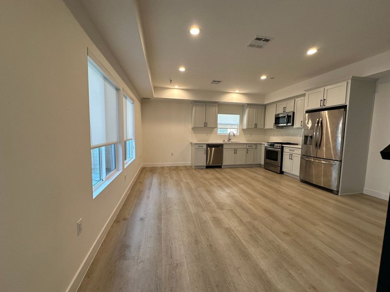 14248 Roscoe Blvd - Photo 4 of 19