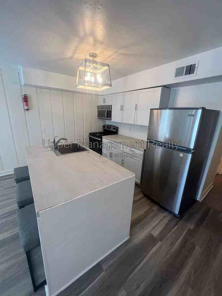 1128 Adams St - Photo 2 of 14