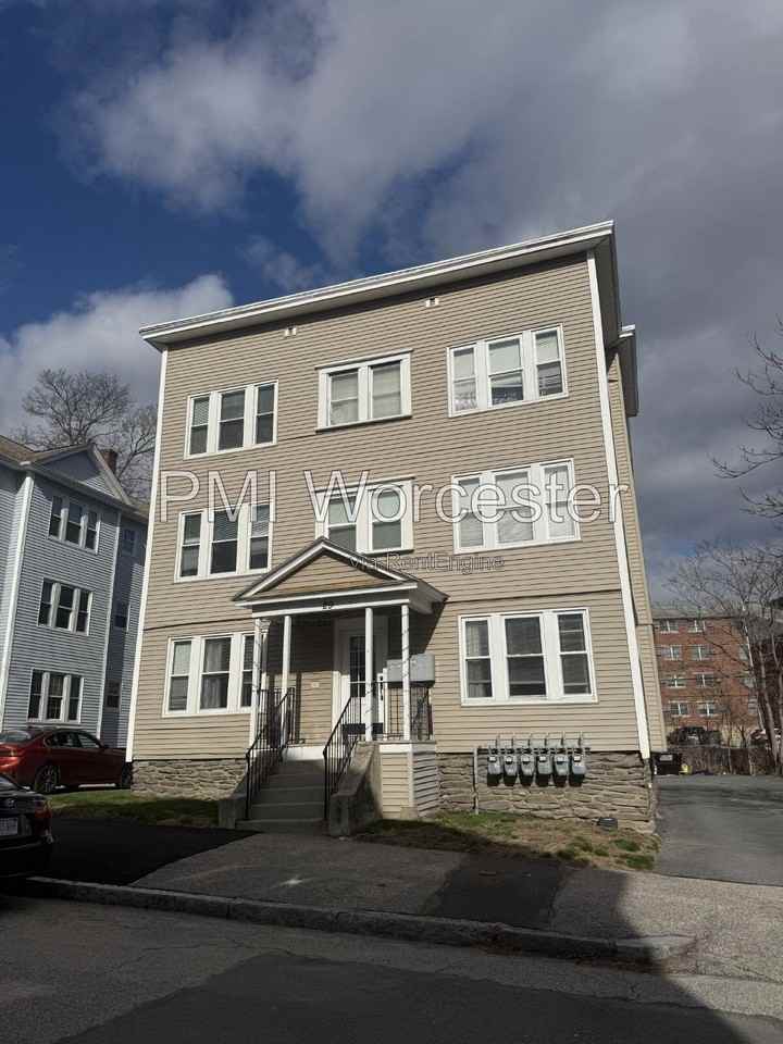 29 Loxwood St #1R