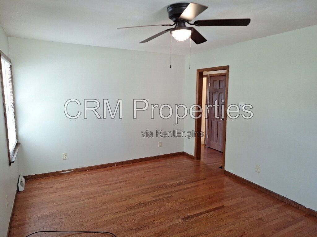 2203 S Pershing Dr - Photo 2 of 23