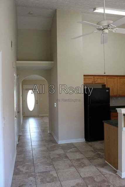 918 Moonlit Cres - Photo 3 of 26