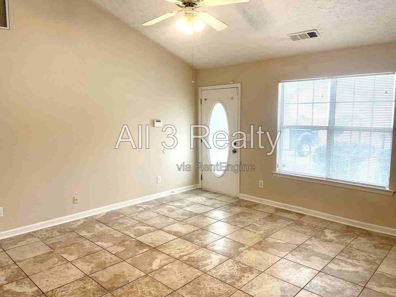 918 Moonlit Cres - Photo 4 of 26