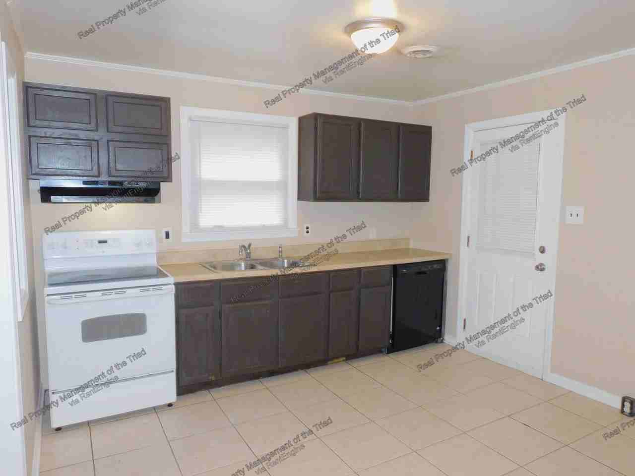 1404 Lincoln St - Photo 3 of 23
