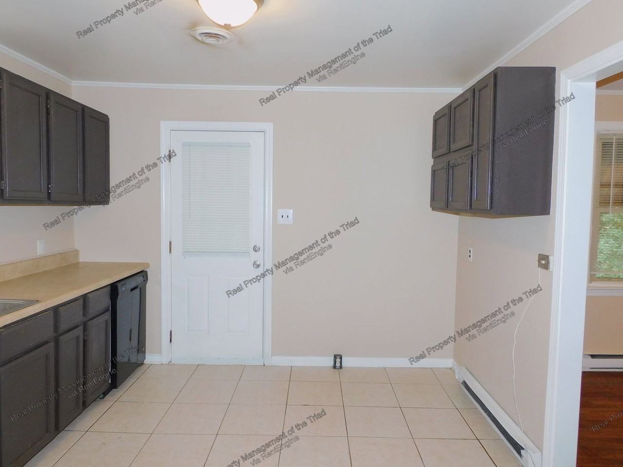 1404 Lincoln St - Photo 4 of 23