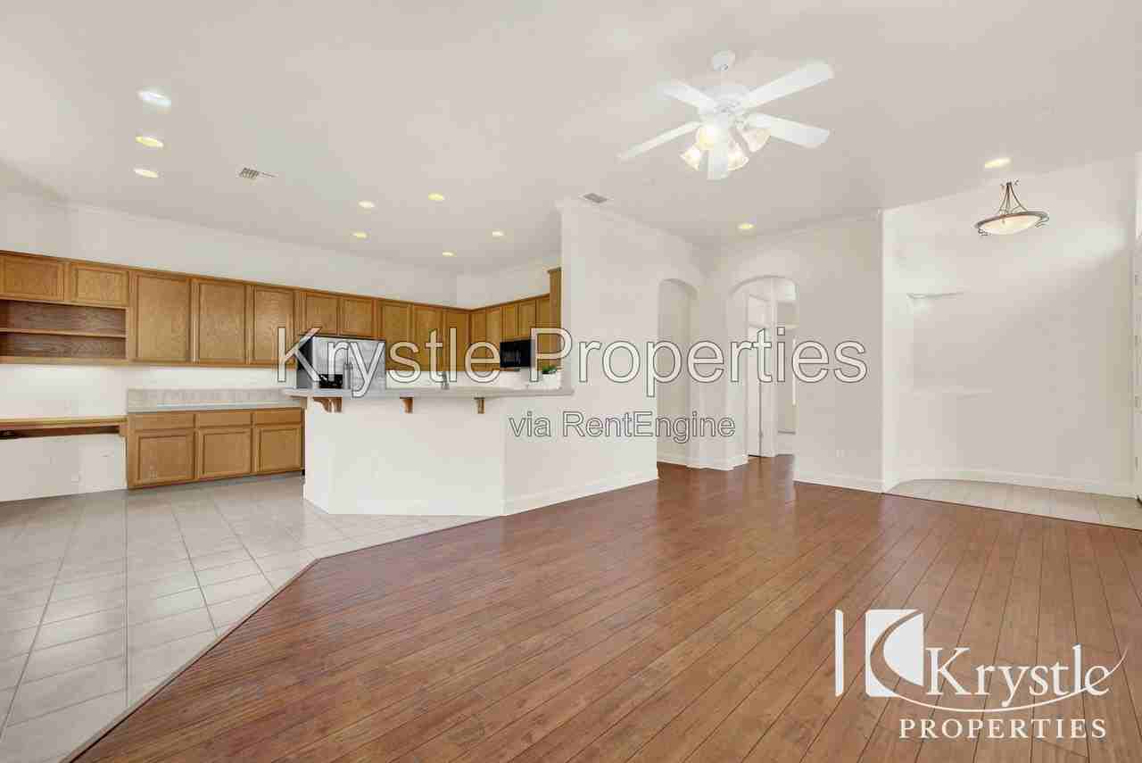 8401 Benavente Ct - Photo 3 of 25