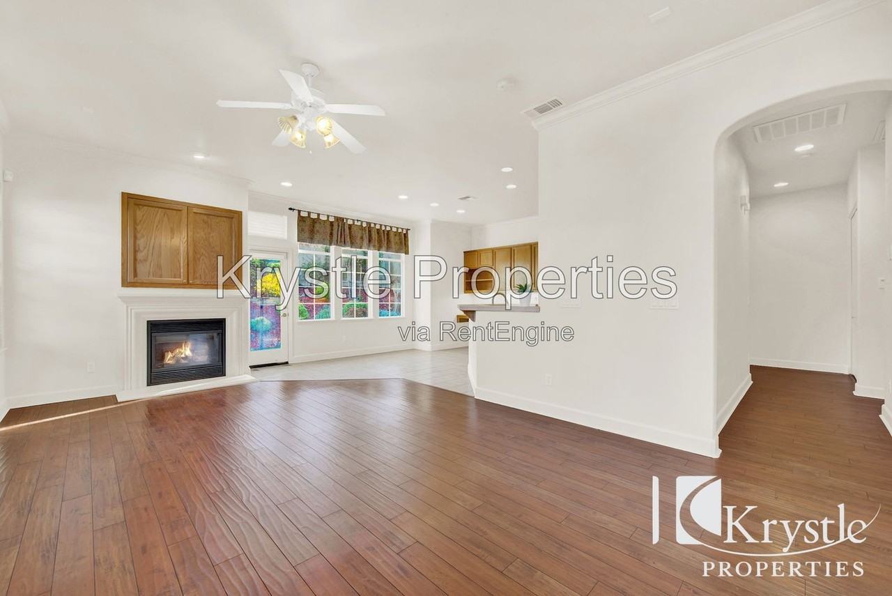 8401 Benavente Ct - Photo 4 of 25