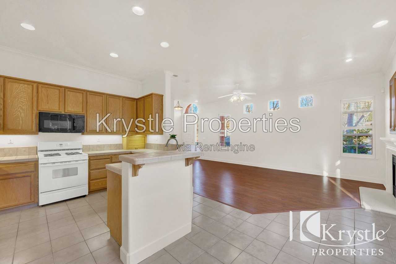 8401 Benavente Ct - Photo 5 of 25