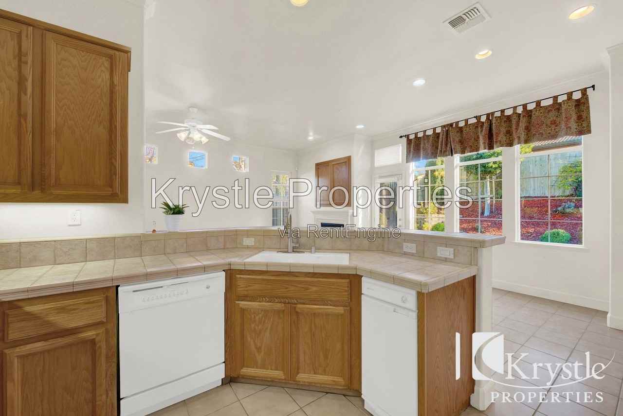 8401 Benavente Ct - Photo 6 of 25