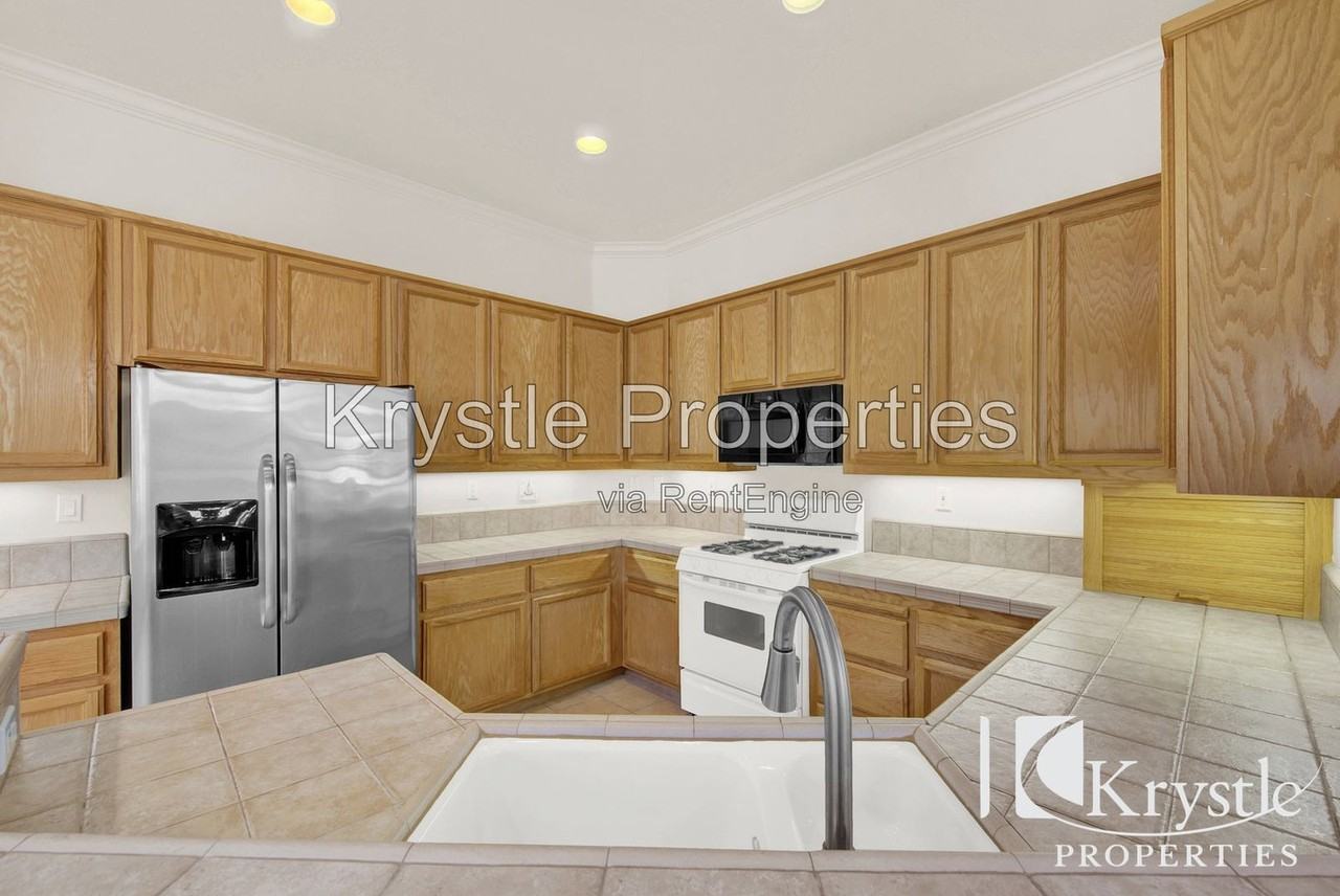 8401 Benavente Ct - Photo 7 of 25