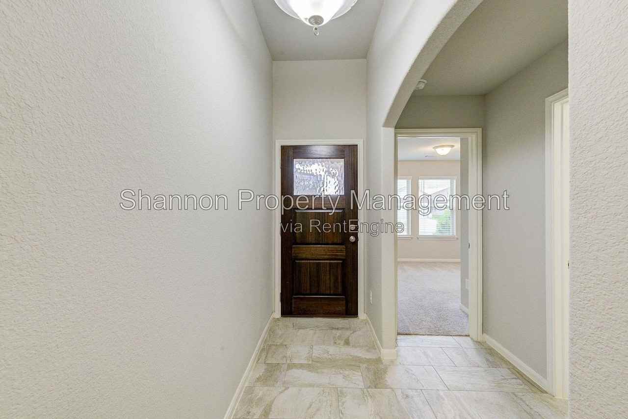 239 Murrieta Ln - Photo 4 of 31