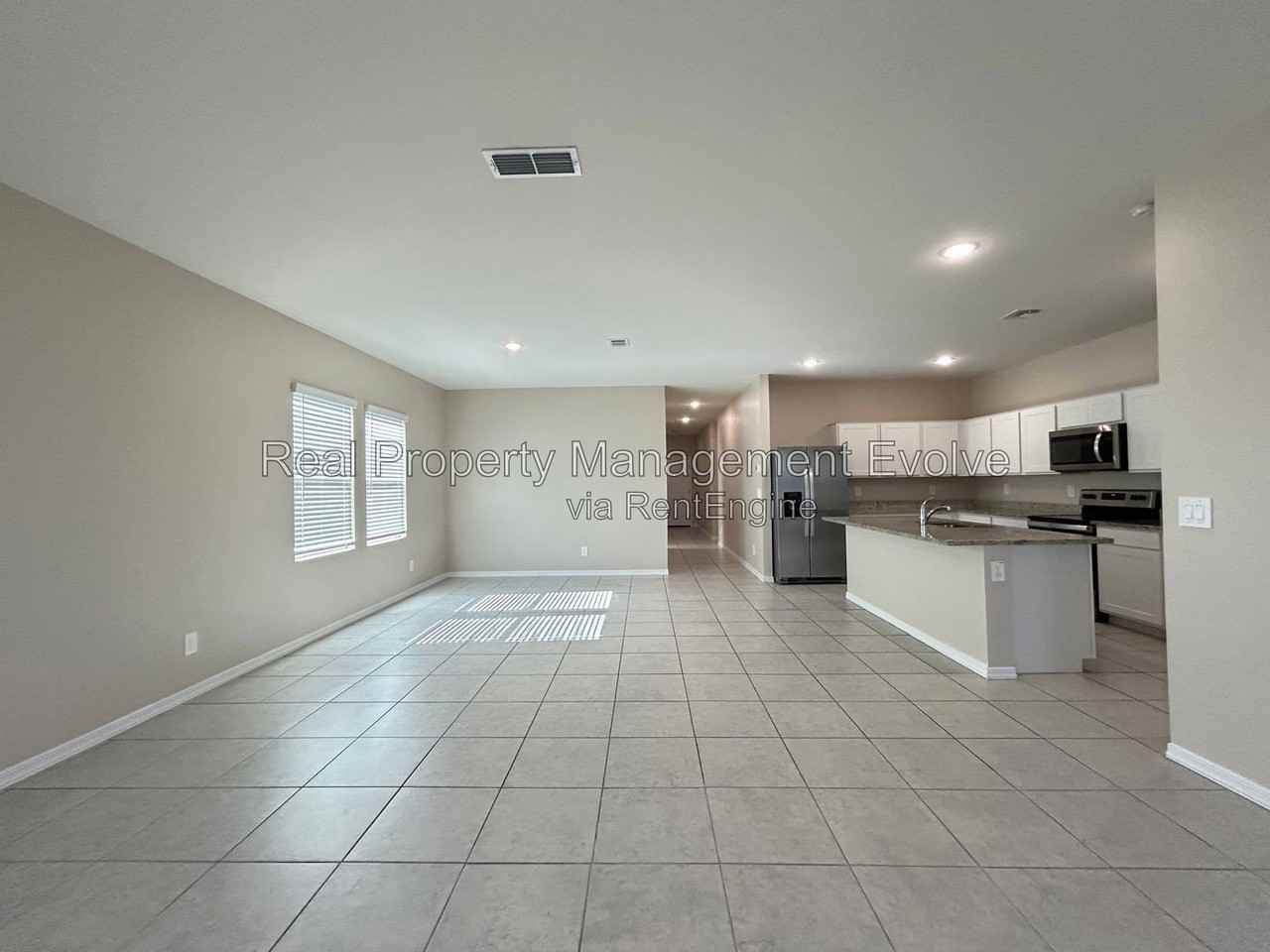 9624 W Raymond St - Photo 4 of 34