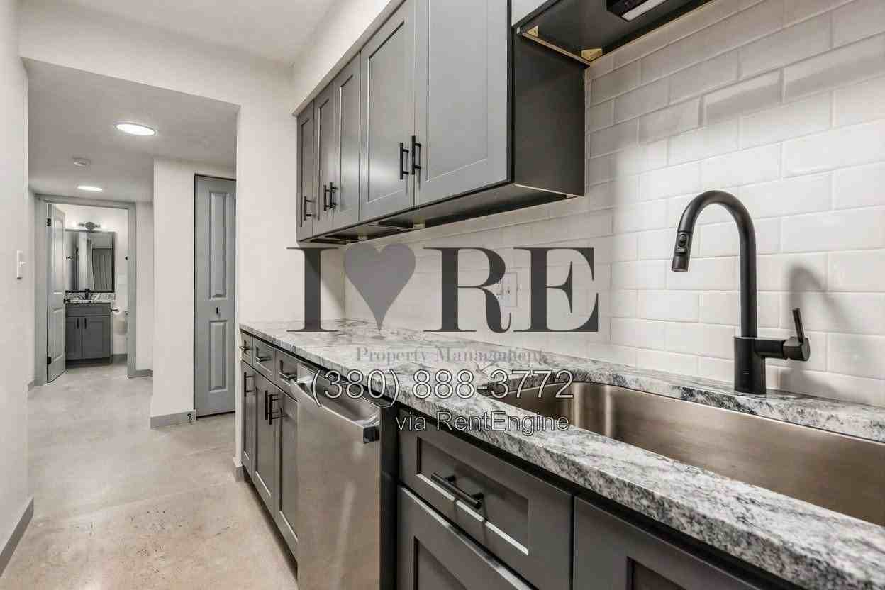 2085 W Broad St #106 - Photo 4 of 15