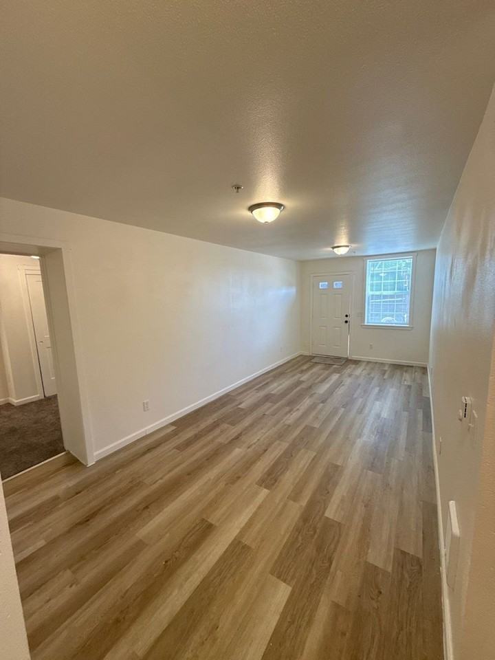 200 Railroad Ave #7 - Photo 3 of 17