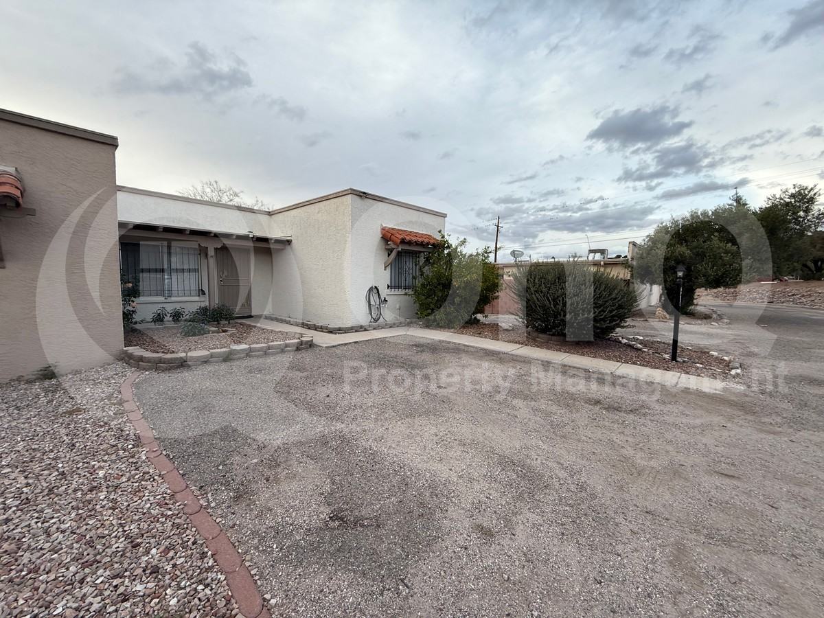 2650 S Oakenshield Way - Photo 3 of 19