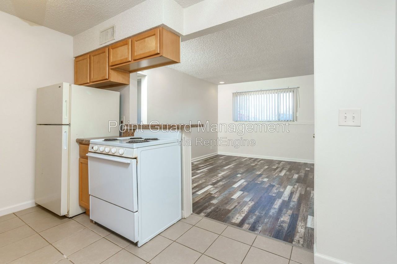 106 E Lincoln St - Photo 3 of 11
