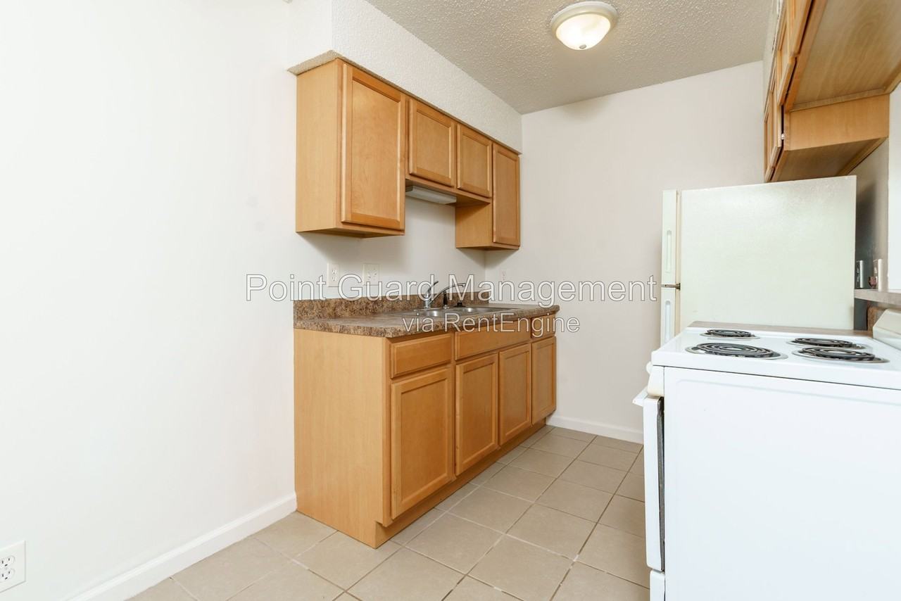 106 E Lincoln St - Photo 4 of 11