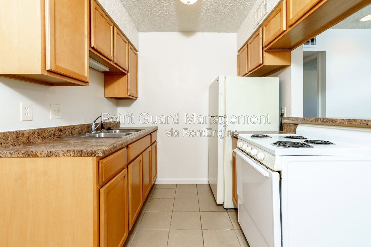 106 E Lincoln St - Photo 5 of 11