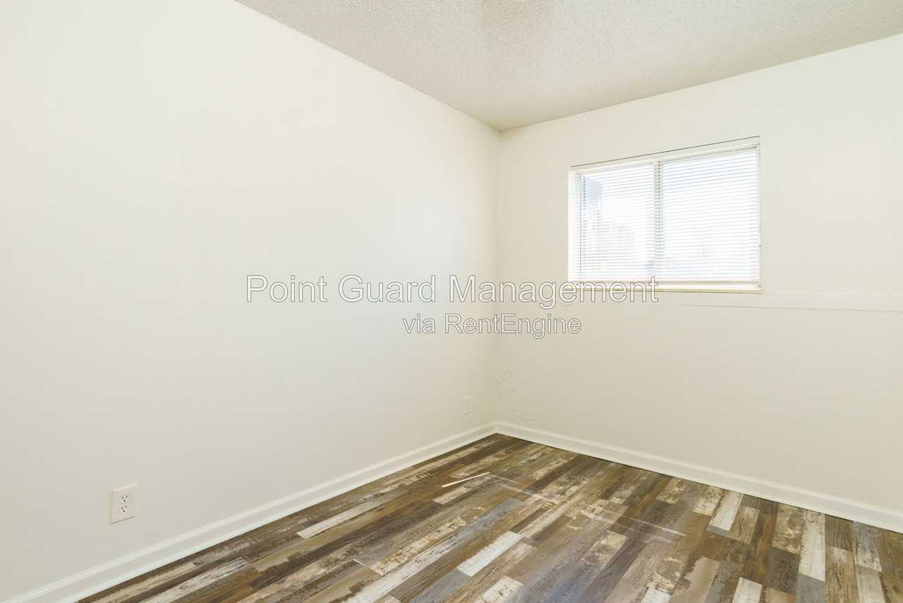 106 E Lincoln St - Photo 6 of 11
