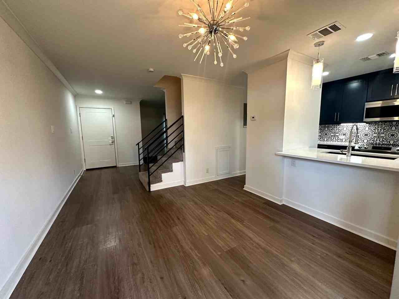 2718 Old Field Dr - Photo 3 of 31