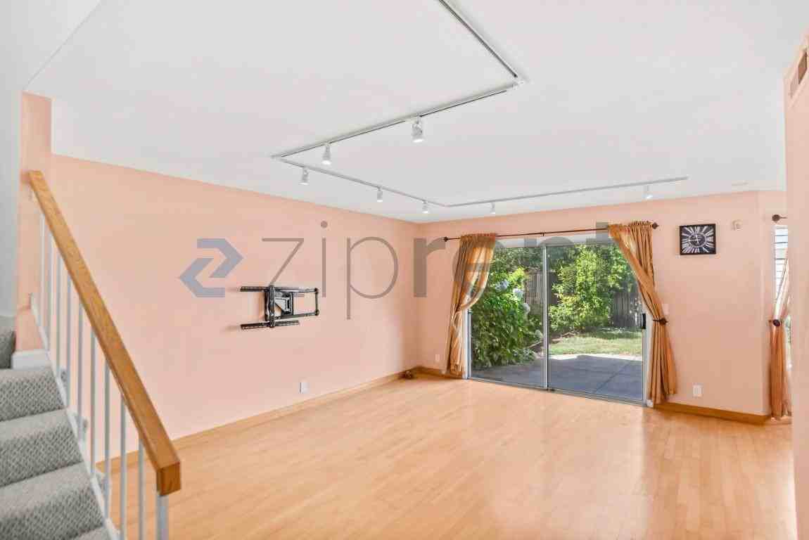 2321 Farmcrest St - Photo 6 of 34