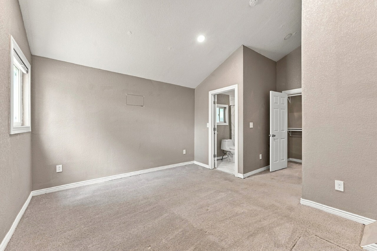 251 Hooker St - Photo 4 of 37