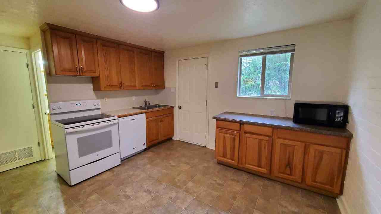 607 E 340 N - Photo 4 of 8