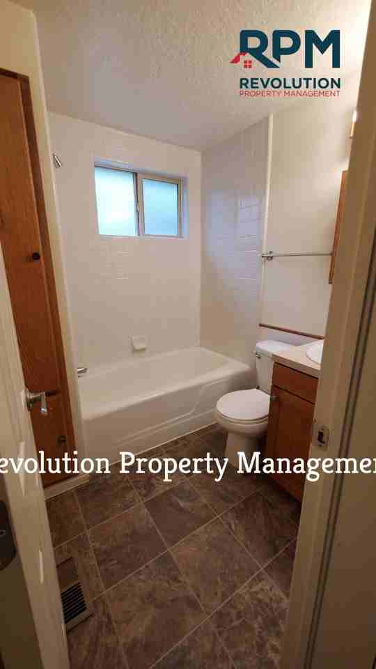 607 E 340 N - Photo 7 of 8