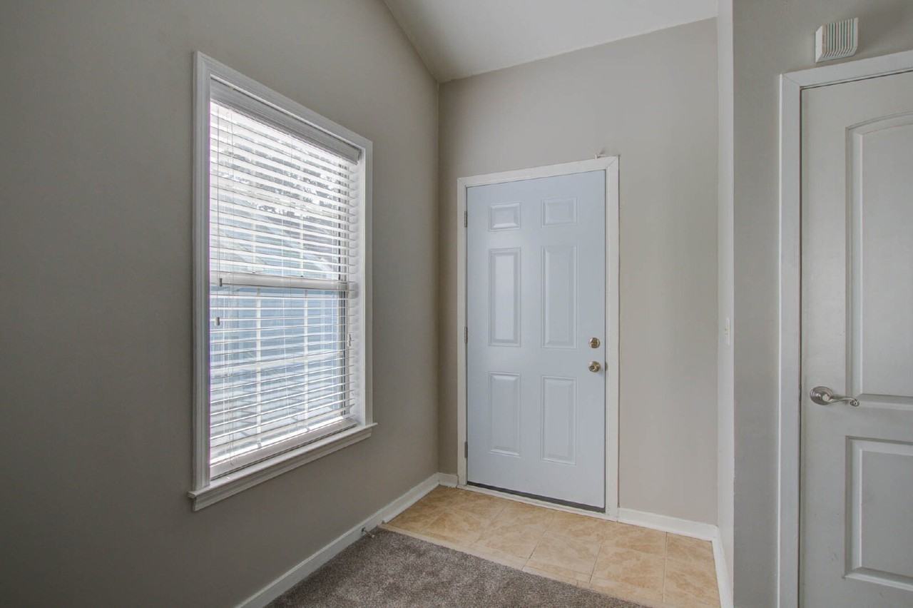 6211 Rolling Fork Rd Apt H - Photo 3 of 20