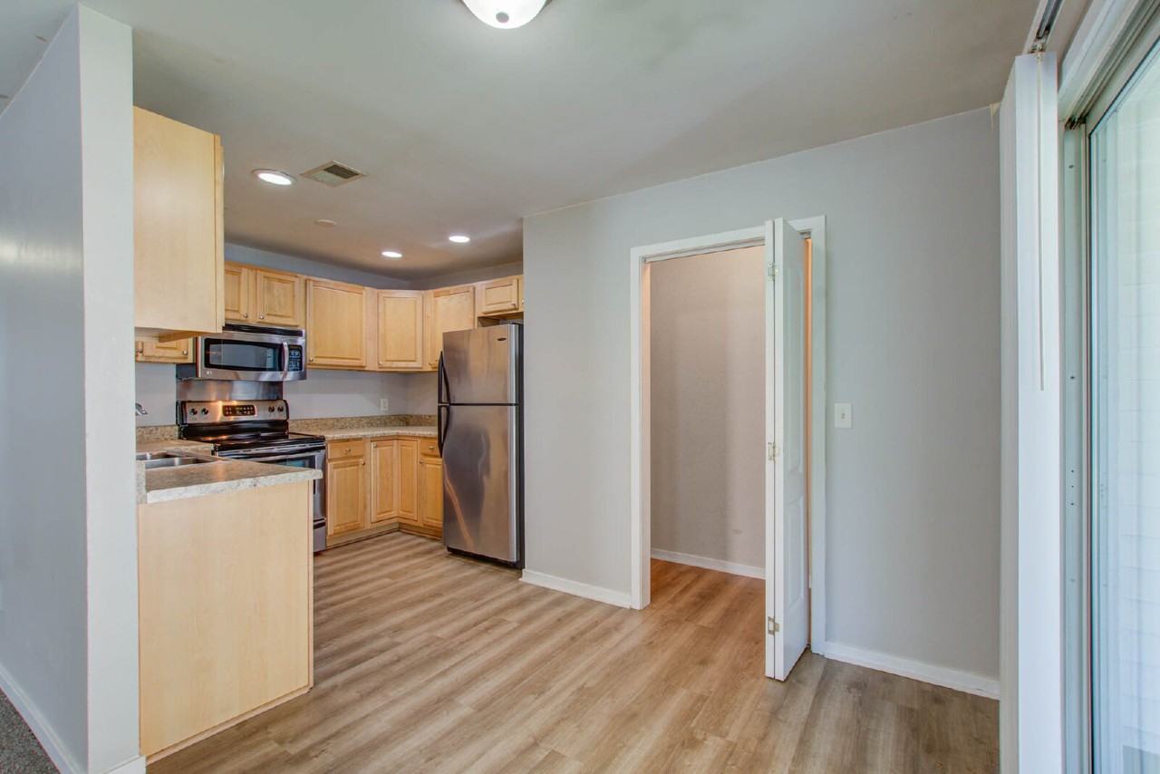 6211 Rolling Fork Rd Apt H - Photo 7 of 20