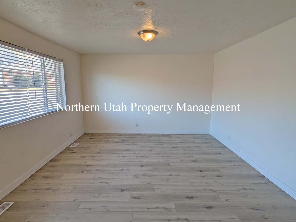526 E Mac Ln - Photo 2 of 15