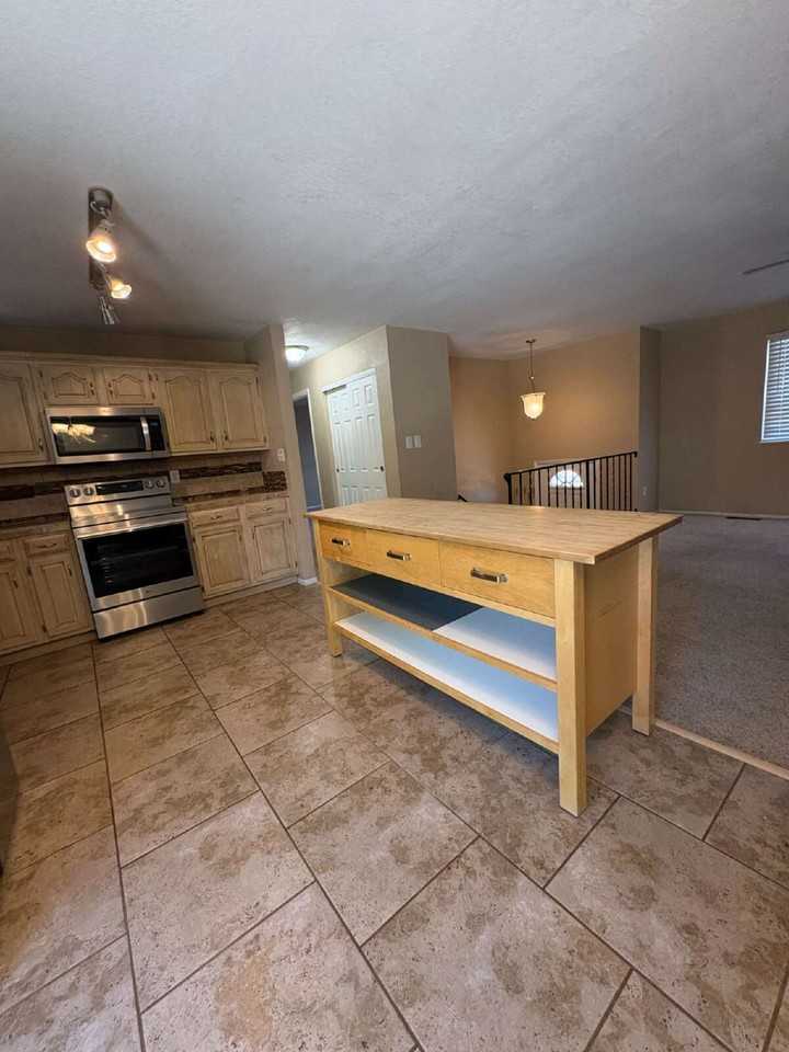 1395 Hiawatha Dr - Photo 4 of 23