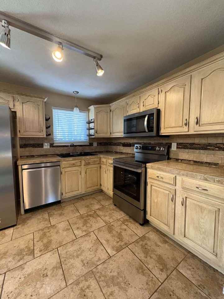 1395 Hiawatha Dr - Photo 5 of 23