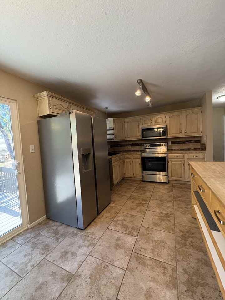 1395 Hiawatha Dr - Photo 6 of 23