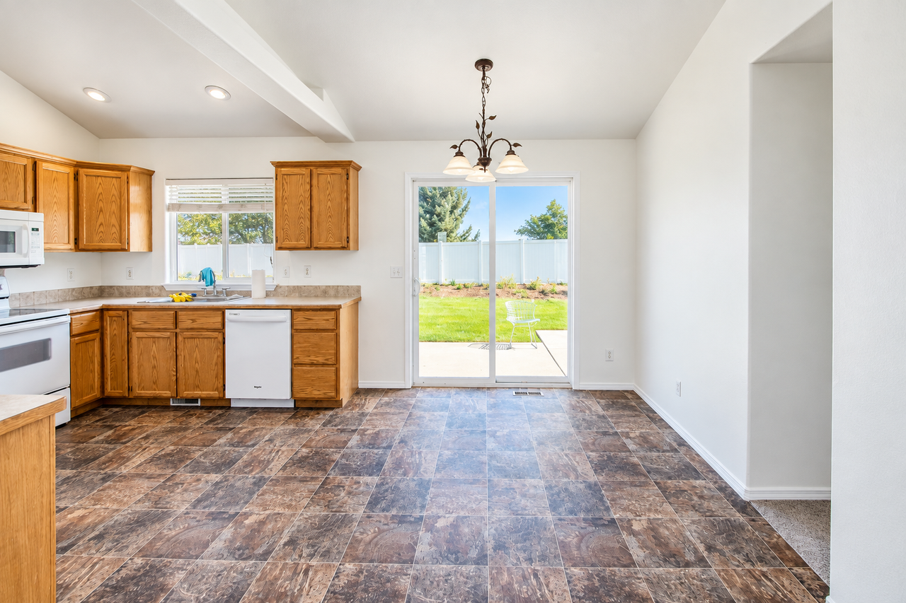4220 E Iris Ct - Photo 4 of 15