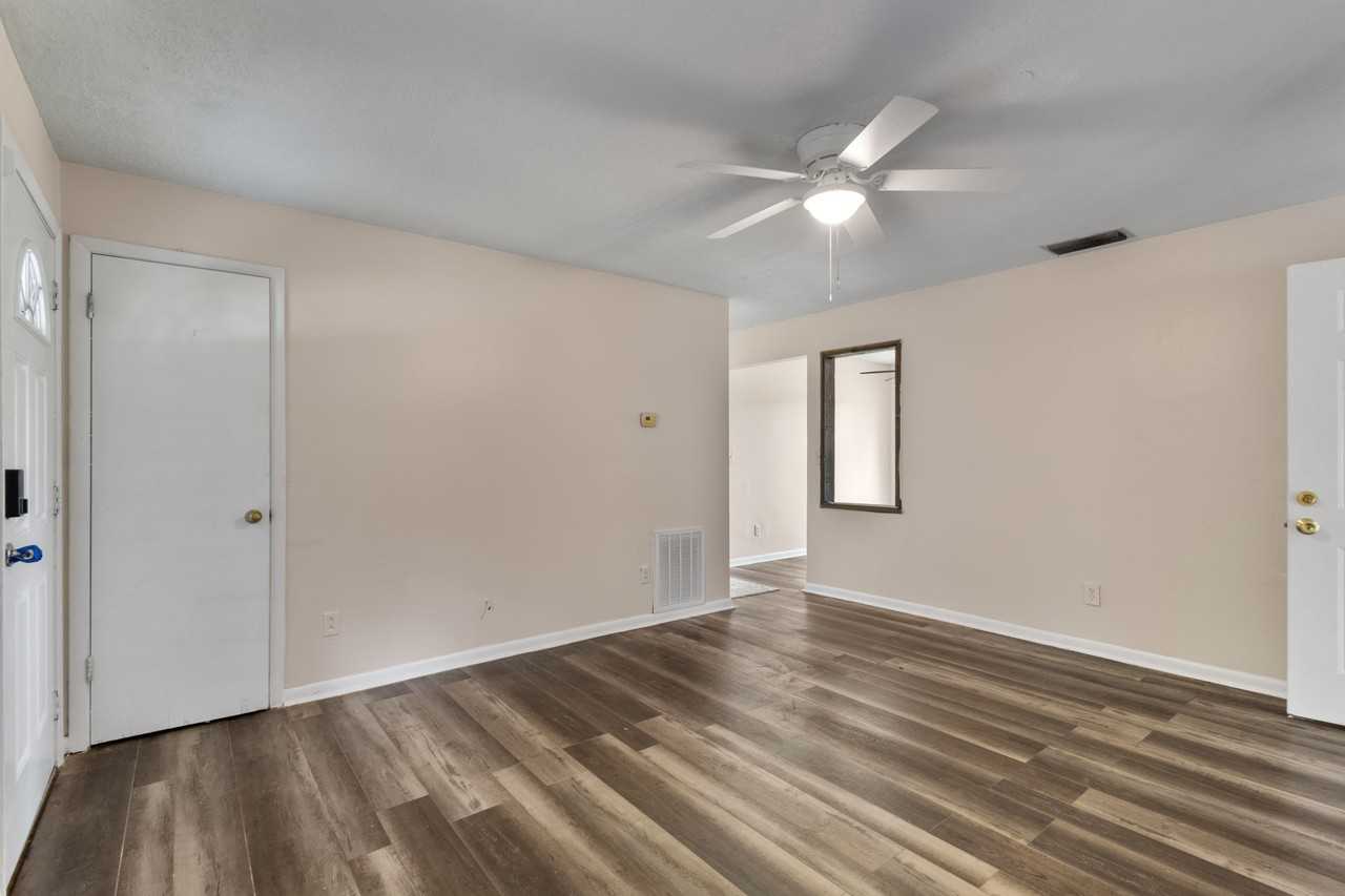 210 Sw Elizabeth Ct #NA - Photo 5 of 13