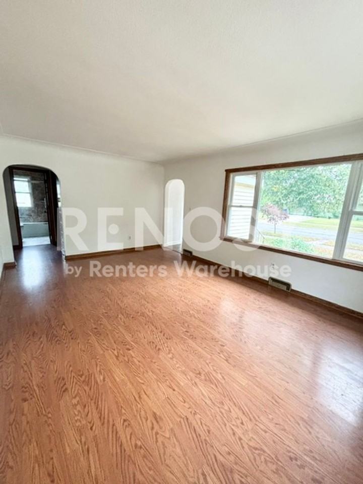 135 24th Ave S - Photo 3 of 19