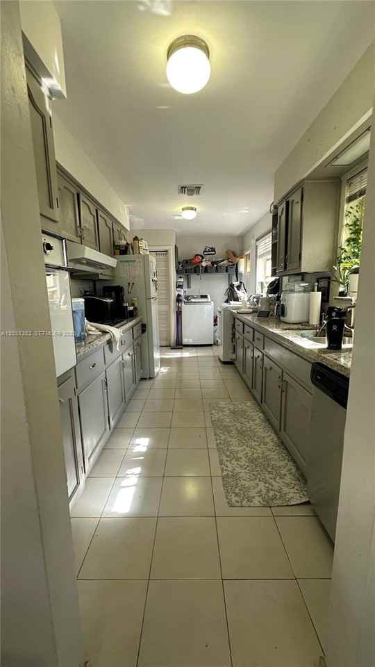 5804 Sw 35th St #NA - Photo 4 of 8