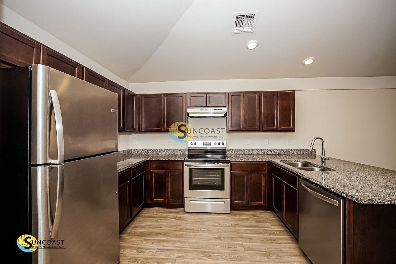 17142 Nixon Ave - Photo 3 of 20